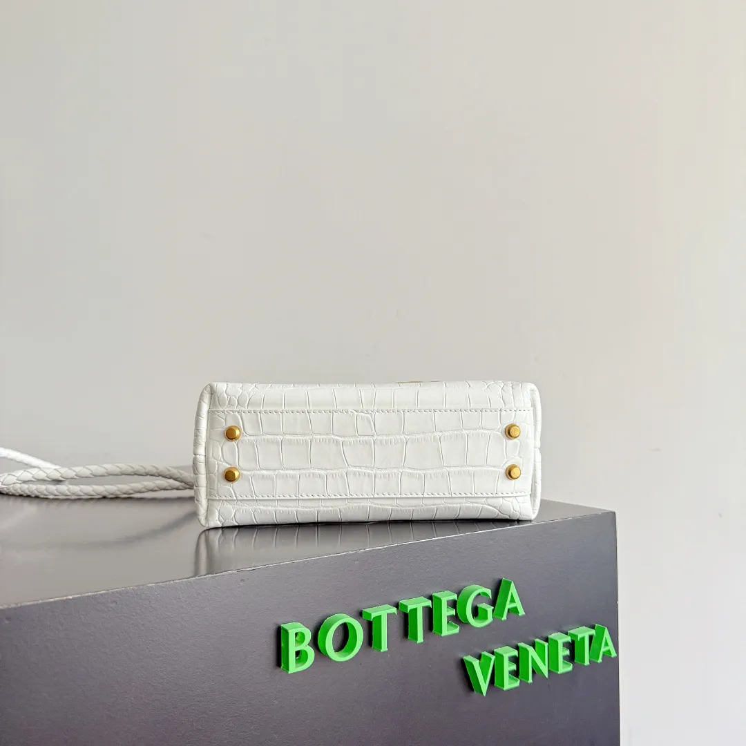 Batch 2880 BOTTEGA VENETA crocodile leather mini andiamo is paired with a four-piece oak hardware set, making the entire bag more layered. As a classic model of the BV family, each innovation brings different surprises to fans. There are three ways to carry it with different makeup. Crocodile skin is called the gold in leather and is famous for its top luxury and rarity. During use, the luster of the crocodile skin will not fade or fade with time. No matter how long it is used, it will still remain new. And because each crocodile skin is different, the effect of each crocodile leather bag is different. Style number: 777614+wood hardware Size: 22*15.5*9cm